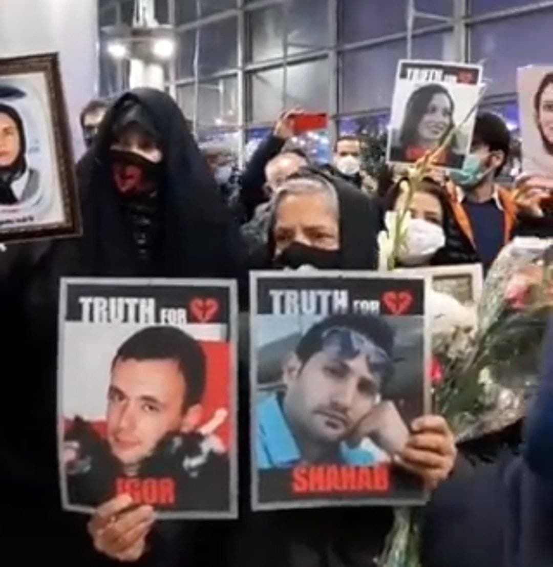 تصاویری از تجمع خانواده‌های جانباختگان هواپیمای اوکراینی در فرودگاه امام خمینی(ره)
