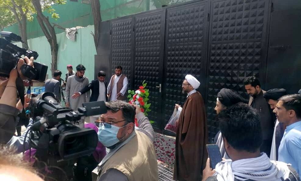گل‌ باران سفارت ایران در کابل پس از حمله به کنسولگری/ تصاویر