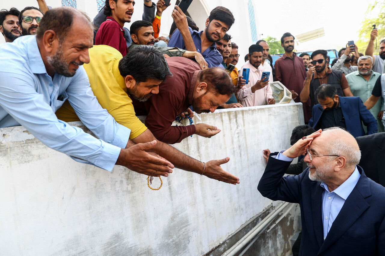 بوسه قالیباف بر دست نمازگذار پاکستانی/ تصاویر دیدنی از حضور رییس مجلس در نمازجمعه کراچی