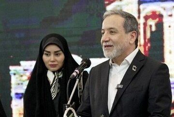 قابی از همنشینی دختر سردار سلیمانی با همسر عباس عراقچی در یک مراسم+عکس