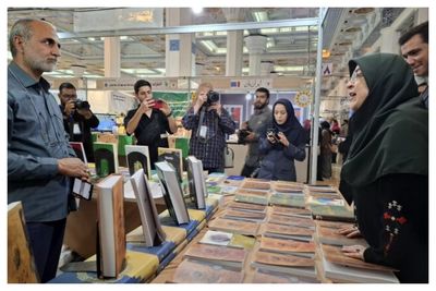 مهاجرانی به نمایشگاه کتاب تهران رفت
