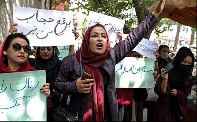 اعتراض زنان افغان علیه حکم "برقع" طالبان در کابل