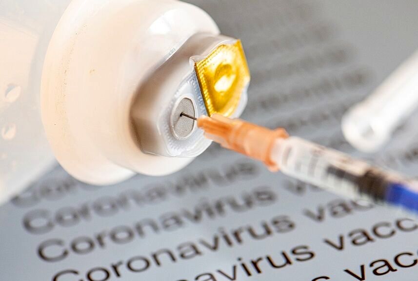پوتین واکسن کرونای «اسپوتنیک V» تزریق می کند