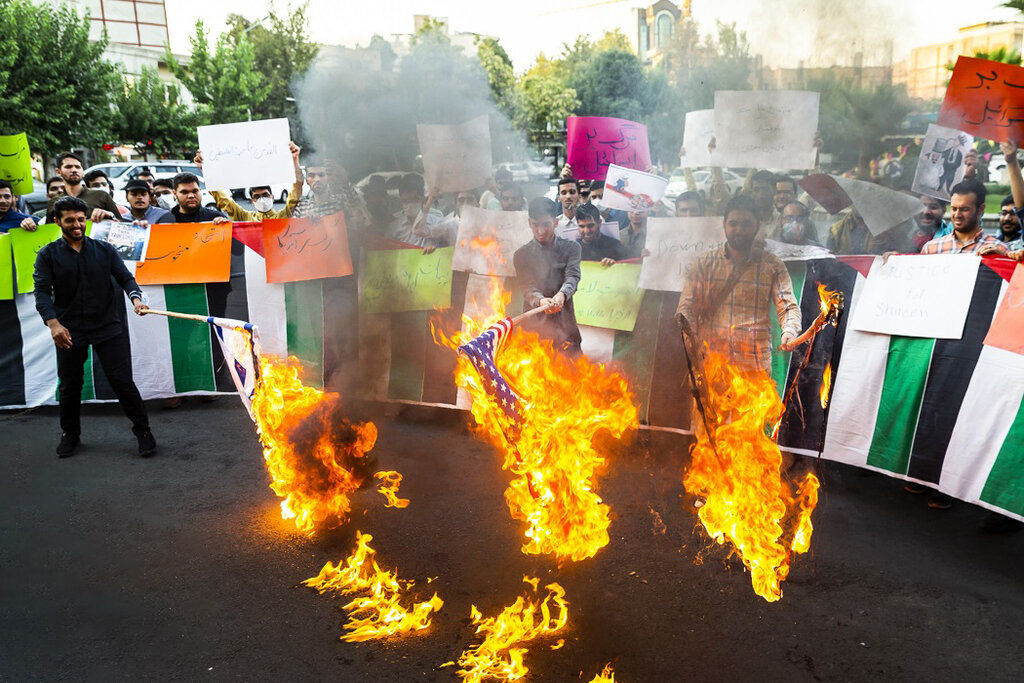 تجمع اعتراضی دانشجویان دانشگاه‌ تهران/ پرچم‌ها به آتش کشیده شد+ عکس