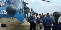 نجات مردم محاصره شده در سیل با کمک نیروی دریایی ارتش