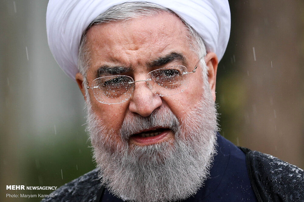 واکنش مردم به خیس شدن حسن روحانی زیر باران /رئیس جمهوری که منتظر پایان است