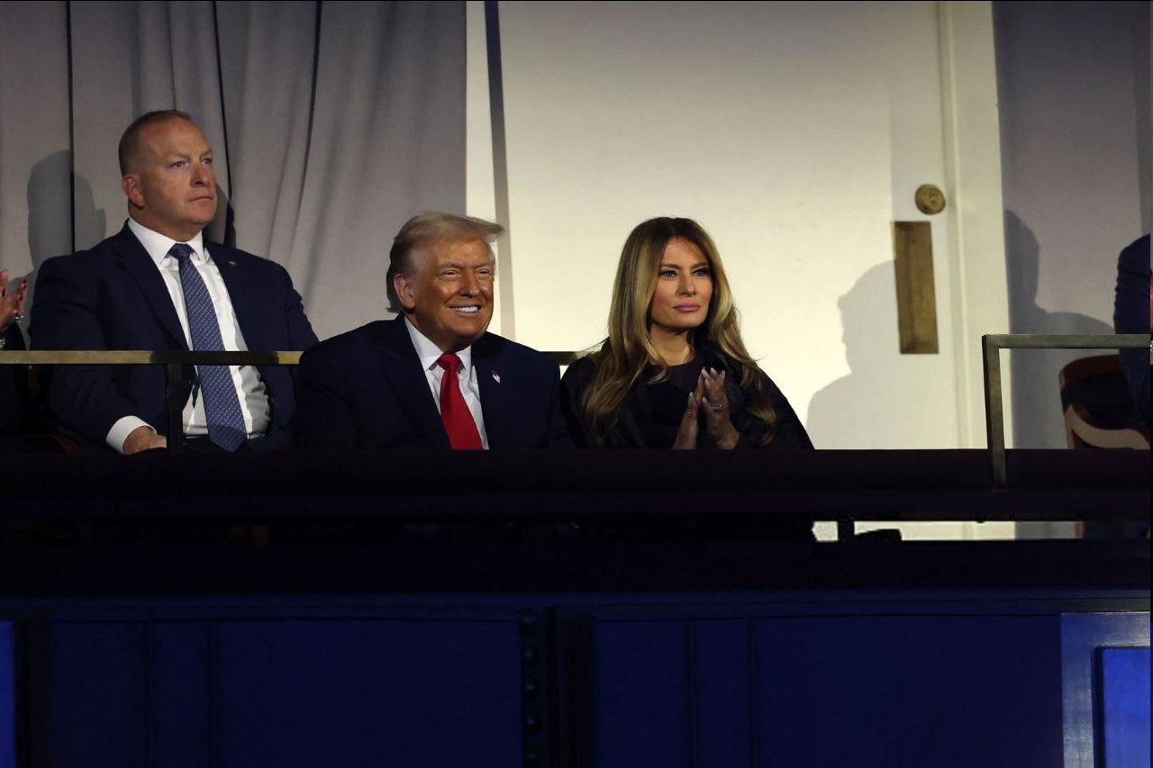 عکس| ملانیا در کنار ترامپ در مراسم قرعه کشی جام جهانی ۲۰۲۶