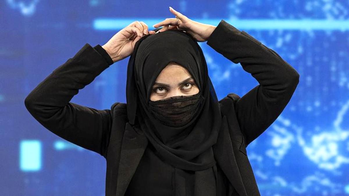 مجریان زن افغانستان دوباره برقع پوشیدند!