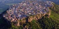 تصویری حیرت انگیز از یک شهر در دل طبیعت کردستان!
