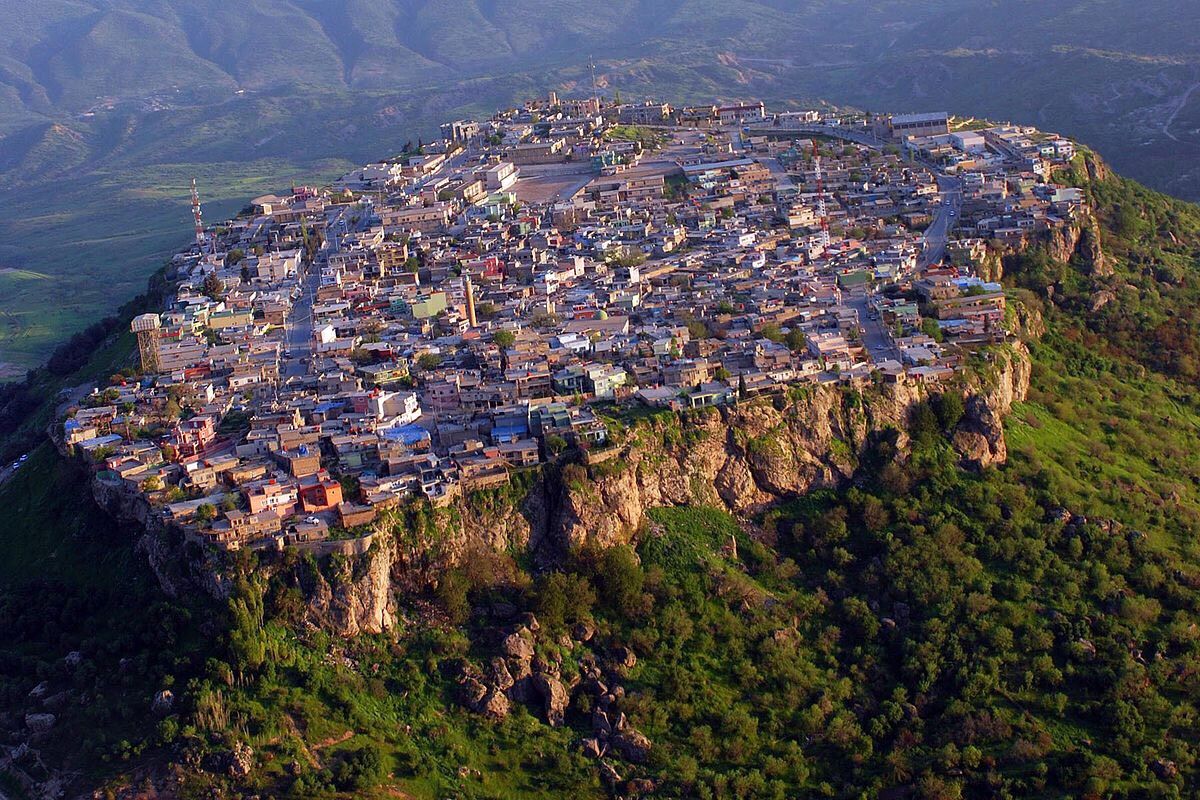 تصویری حیرت انگیز از یک شهر در دل طبیعت کردستان!