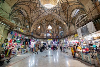 زیر بازار تهران خالی است، از بس که تونل کنده اند/ شب ها و ایام تعطیل، خاک ها را تخلیه می کنند