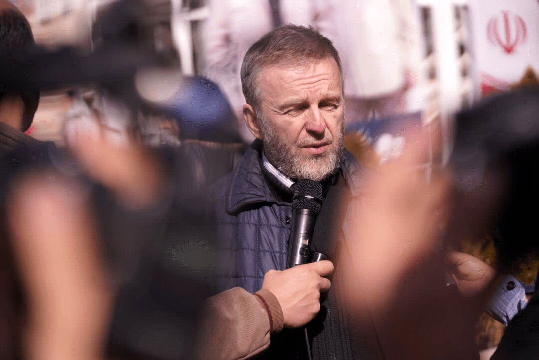 زائران روسی بر سر مزار حاج‌ قاسم سلیمانی + عکس