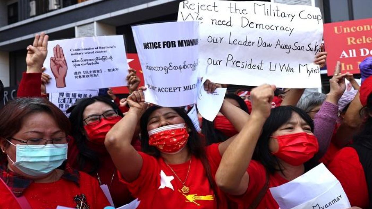جنبش سرخ در میانمار به راه افتاد/ معترضان شعار مرگ بر دیکتاتوری نظامی سر دادند
