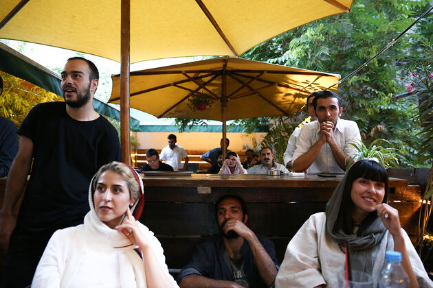 کافه نزدیک، عکس فروغ علایی