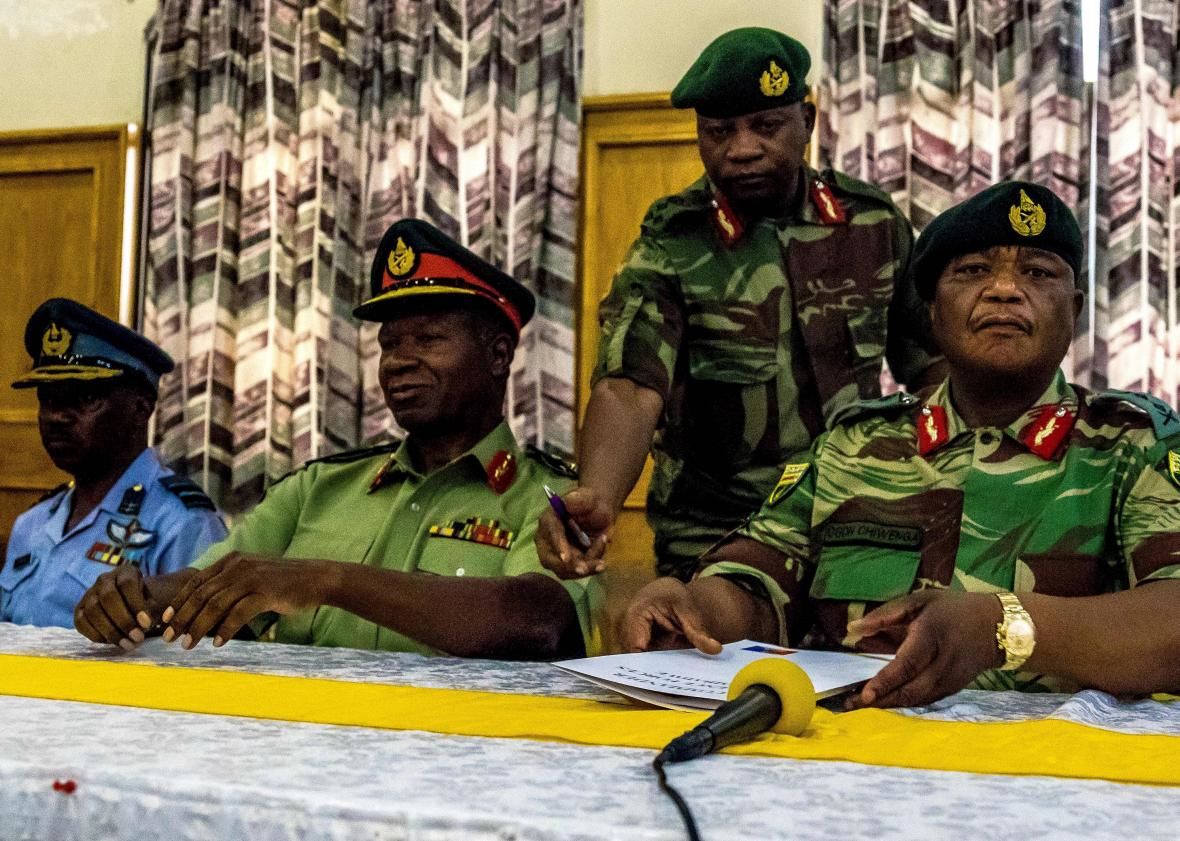 کودتا در زیمبابوه/ رابرت موگابه برکنار شد