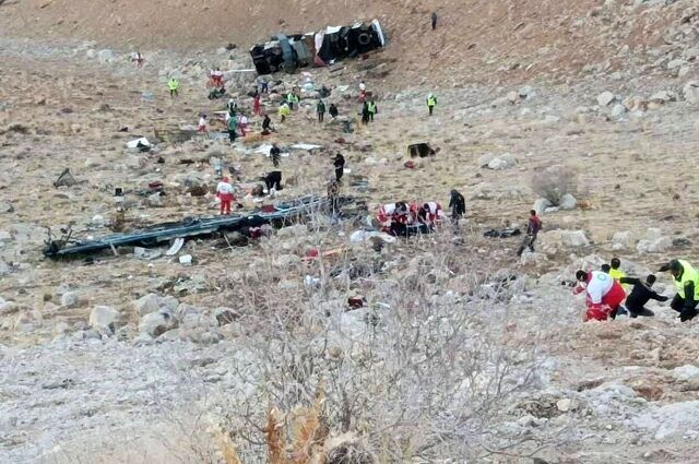 راننده اتوبوس واژگون شده تهران به یاسوج دقایقی پیش زنده پیدا شد + عکس