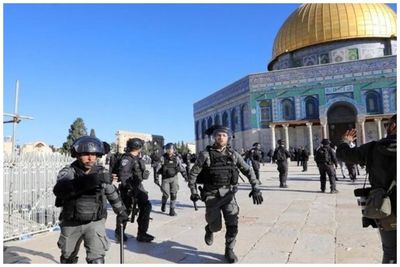 نظامیان اسرائیل نمازگزاران فلسطینی را از مسجد الاقصی بیرون کردند