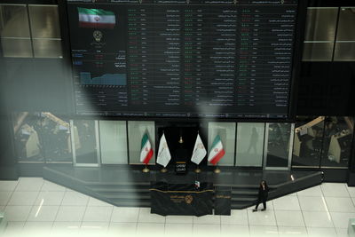 پایان هفته بورس با فشار فروش در نمادهای بزرگ | 2.2 همت پول از بازار بیرون رفت | ارزش معاملات کاهش یافت