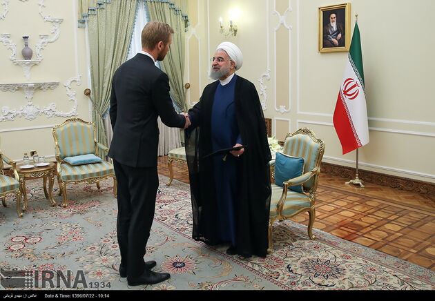 تقدیم استوارنامه سفرای جدید به روحانی