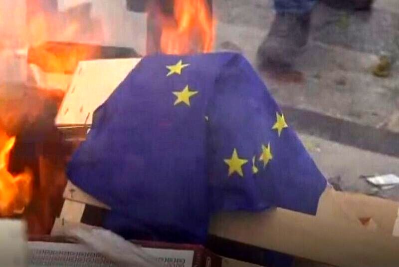 پرچم اتحادیه اروپا در آتش خشم جلیقه‌زردها +عکس