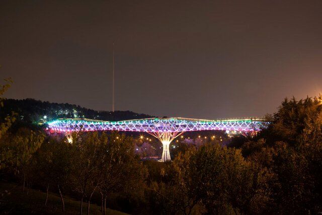 رنگ‌های پرچم ایران بر روی پل طبیعت+عکس
