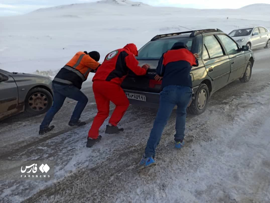 تلاش راهداری برای رهایی خودروها از برف و کولاک+عکس