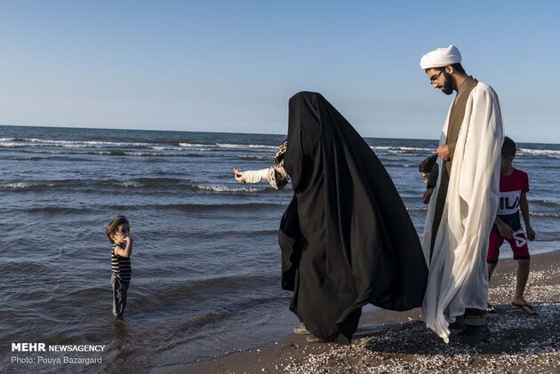 طلاب جوان در سواحل گیلان