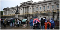 تجمع مردم پشت کاخ باکینگهام لندن در پی انتشار خبر مرگ ملکه+عکس