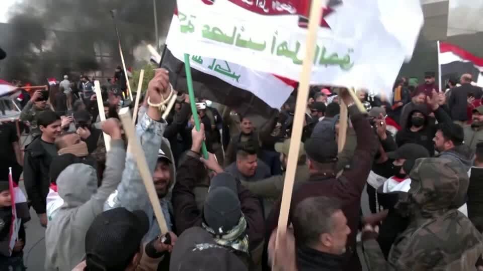 مردم عراق ماکت سفارت آمریکا را آتش زدند