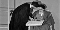 امام در حکم تنفیذ آیت‌الله خامنه‌ای، چه واژه‌هایی برای نام بردن ایشان به کار گرفته‌اند؟