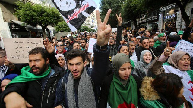 تظاهرات الجزایری‌ها در اعتراض به برگزاری انتخابات
