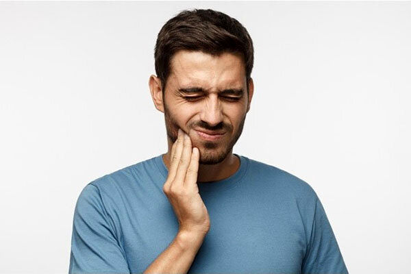 ۶ راه حل ساده برای رهایی از دندان‌درد در شب