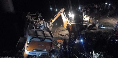  انحراف اتوبوس در نپال 12 کشته داد