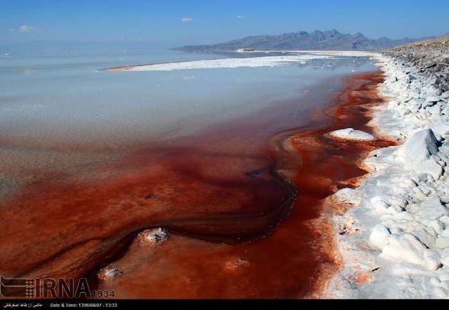 دریاچه ارومیه به رنگ قرمز درآمد