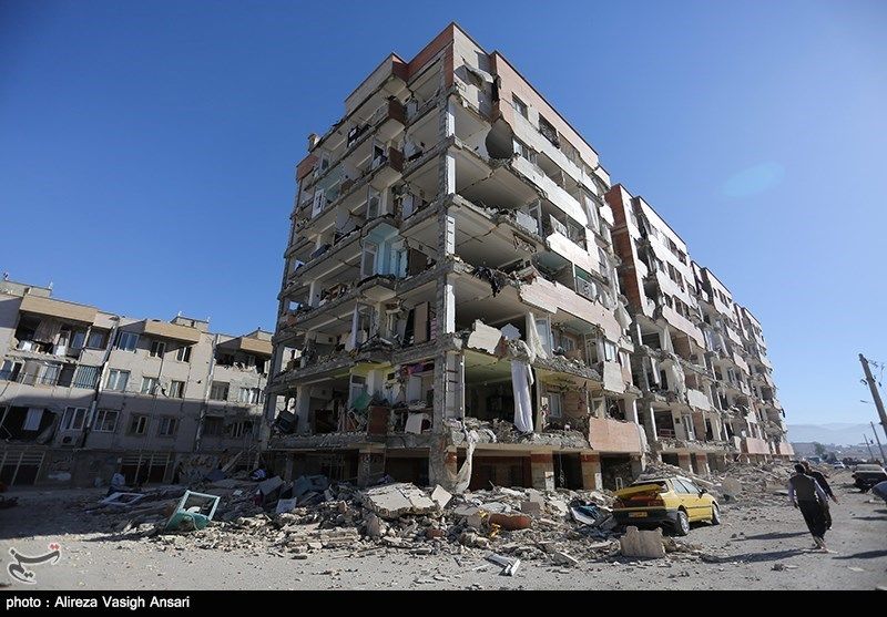 کنایه سنگین یک روزنامه به احمدی نژاد پس از ویران شدن مسکن مهر در زلزله  + عکس