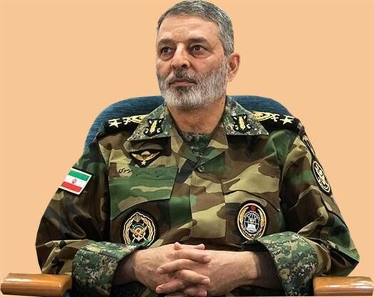 تصویری جدید از فرمانده کل ارتش با لباس متفاوت + عکس
