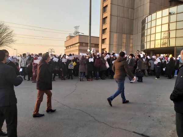 تجمع اعتراضی پرستاران بیمارستان میلاد مقابل ورودی بیمارستان+ تصاویر