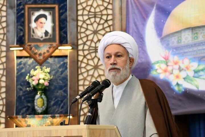 امام جمعه شیراز: دنیا در حال تغییر و تحولات عمیقی است / ایران در آینده‌ای نزدیک به قله قدرت و عزت جهانی خواهد رسید