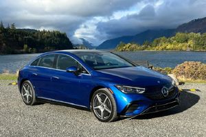 دلار، بازار خودروهای وارداتی را آتش زد | اوتار 800 میلیون و بنز 500 میلیون گران شدند | قیمت کرولا نجومی شد+جدول