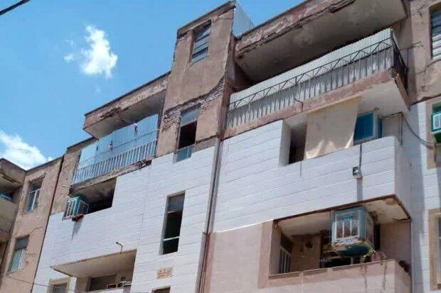 خطر جدی ریزش این ساختمان‌ها در پرترددترین میدان شهر خرم‌آباد 