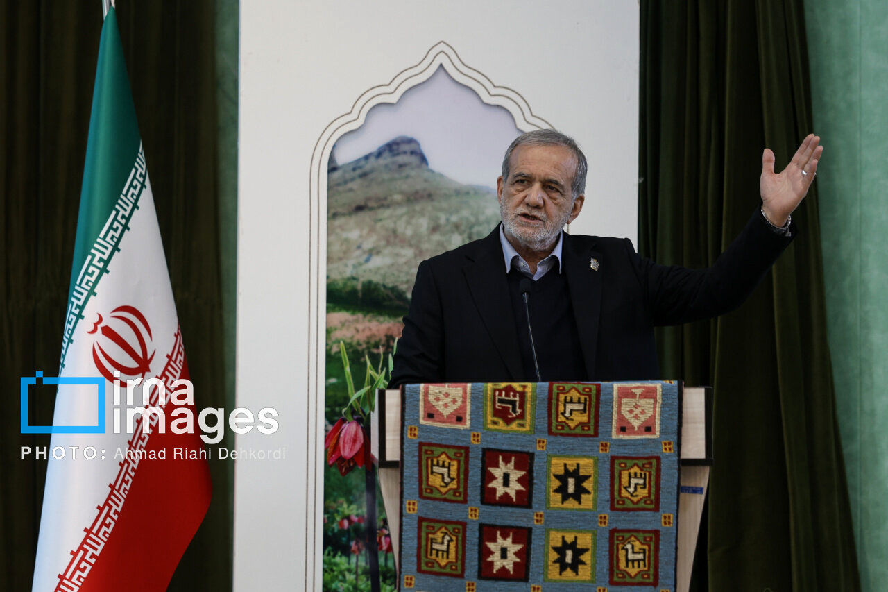 زبان بدن رئیس‌جمهور خبرساز شد+ تصاویر