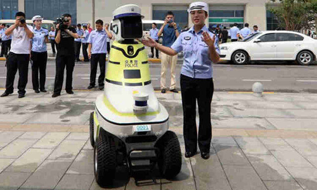 کمک ربات‌ها به افسران راهنمایی و رانندگی +عکس