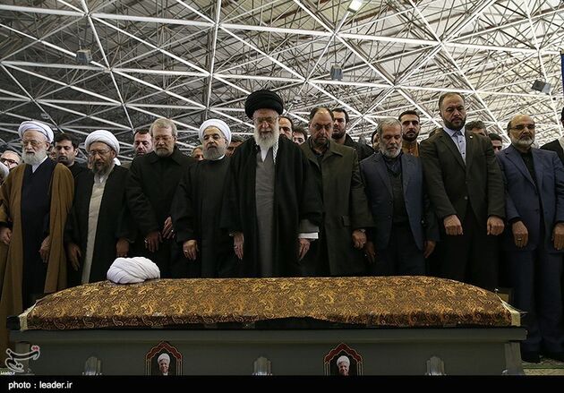 اقامه نماز بر پیکر آیت الله هاشمی رفسنجانی توسط مقام معظم رهبری