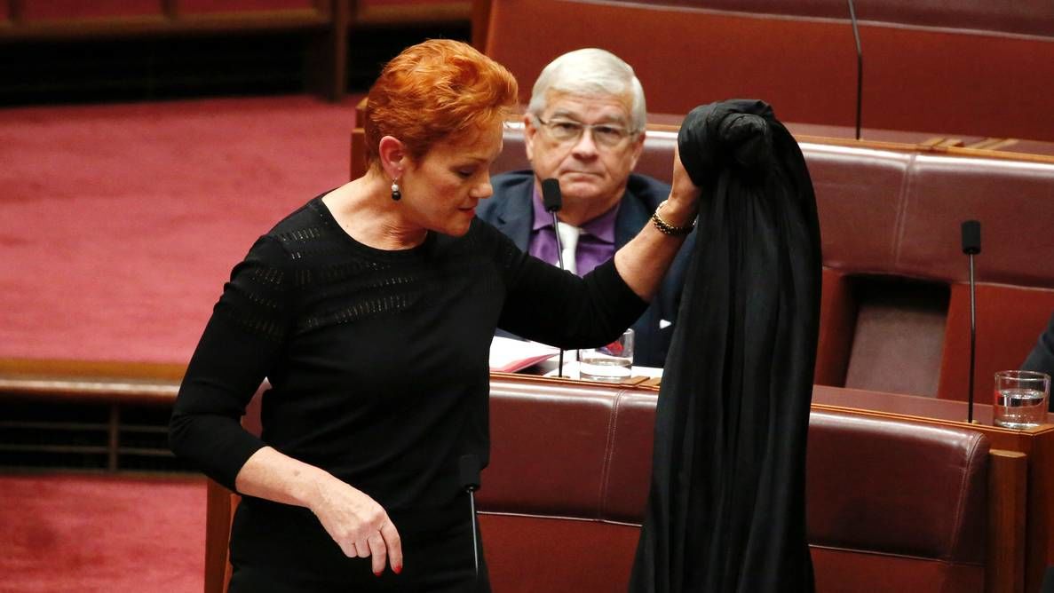 توهین سناتور استرالیایی به مسلمانان با پوشیدن برقع / موج اعتراض در پارلمان