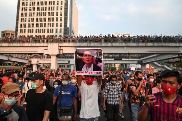 معترضین به کودتای نظامی اعتراض کرده و خواستار آزادی رهبر منتخب آنگ سان سوچی در یانگون ، میانمار می شوند. 