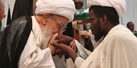 بوسه آیت الله صافی(ره) بر دست طلبه آفریقایی+عکس
