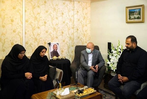  قالیباف به منزل  شهید احمدی رفت
