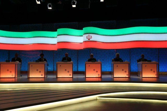 دکورهای چهار دوره مناظره های انتخاباتی در تلویزیون+عکس