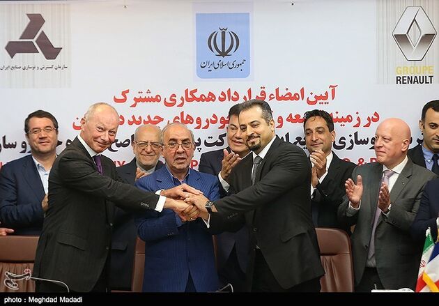 مراسم امضای قرارداد رنو