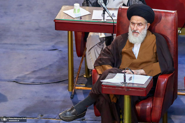 عضو مجلس خبرگان رهبری: آمریکا و اسرائیل بی‌گدار به آب زدند / چند پایگاه مهم آن‌ها را نابود کردیم / هنوز از موشک‌های جدید خود رونمایی نکرده‌ایم